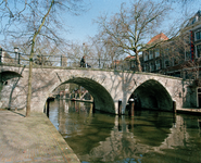828280 Gezicht op de gerestaureerde Weesbrug te Utrecht, vanaf de werf aan de oostzijde van de Oudegracht naar het noorden.